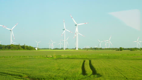 Viele-Windkraftanlagen-Auf-Grünen-Feldern-Vor-Blauem-Himmel-In-Norddeutschland