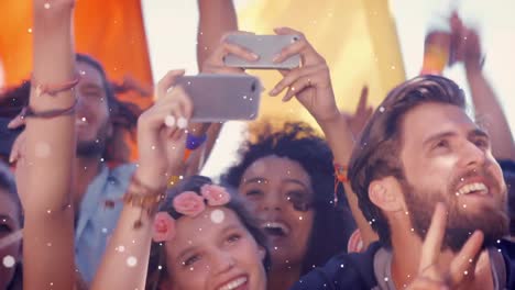 animación de luces cayendo sobre personas felices bailando al aire libre