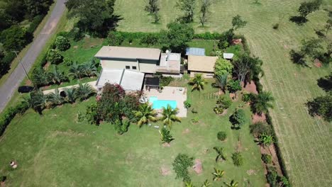 Villa-De-Lujo-Con-Jardín-Verde-En-Piscina-Azul,-órbita-Aérea