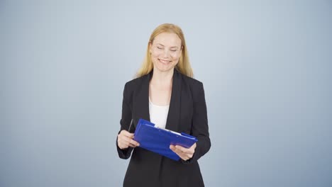 mujer de negocios cerrando el expediente positivamente.