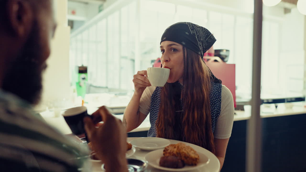 amigos, restaurante y comer en la noche