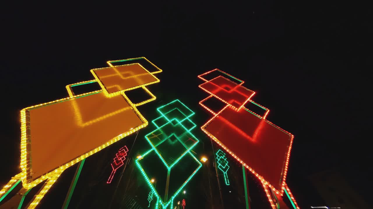 겨울 밤에 노란색, 녹색 및 빨간색 색상 도시 장식