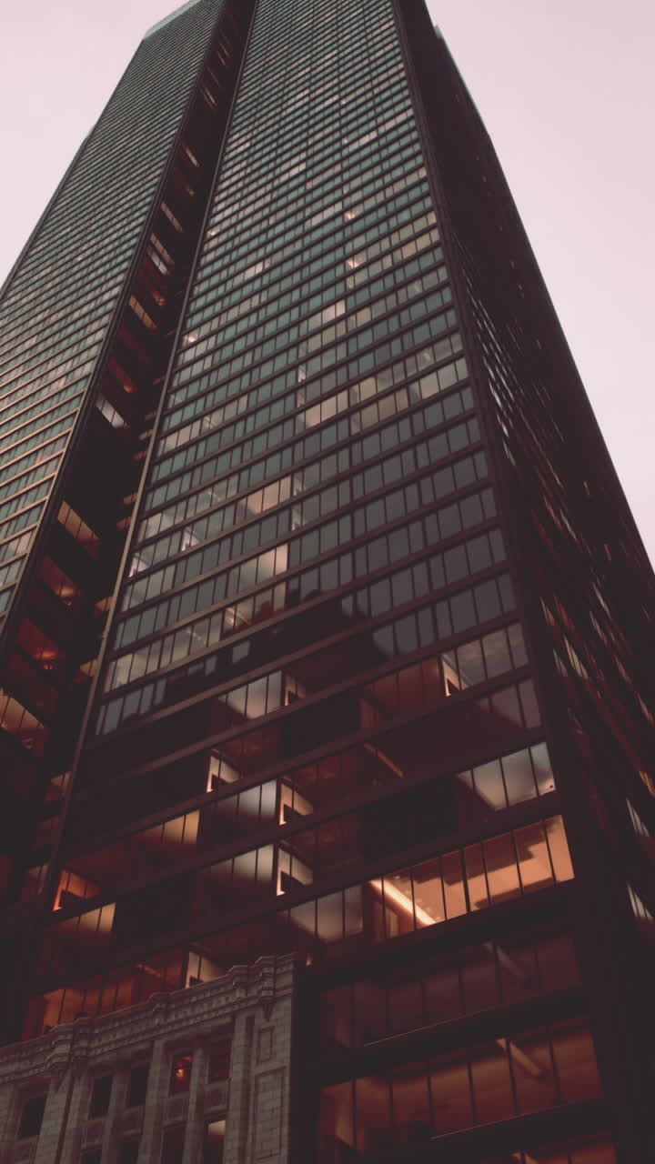 un rascacielos alto con una fachada de vidrio