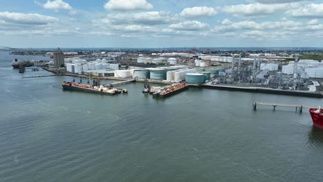 Luftpanoramaansicht-Des-Industriehafens-Mit-Dock-In-Bayonne,-New-Jersey-Mit-Rohren-Und-Tanks,-USA-–-Weitwinkelaufnahme