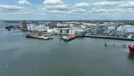 vista panorámica aérea del puerto industrial con muelle en bayonne, nueva jersey, con tuberías y tanques, ee.uu.