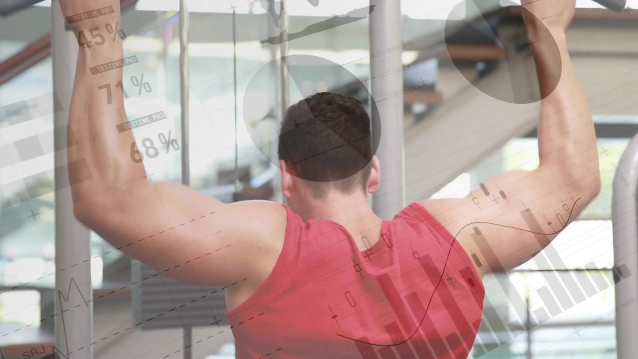Homem a exercitar-se iniciando puxada alta, segurando barra curva, ativando músculos das costas para fitness.