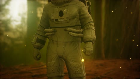 astronauta solitario en el bosque oscuro