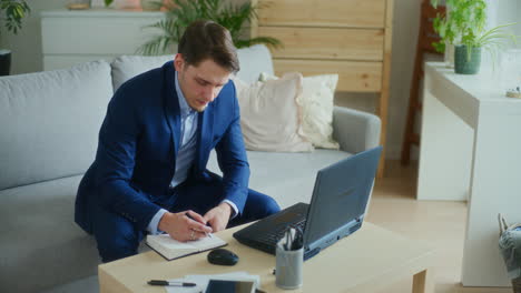 un hombre de negocios preocupado analizando las finanzas.