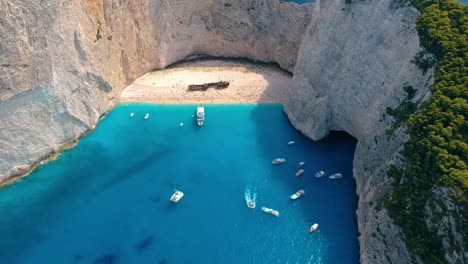 Breites-Luftpanorama-Am-Majestätischen-Schiffswrackstrand-Auf-Zakynthos,-Griechenland