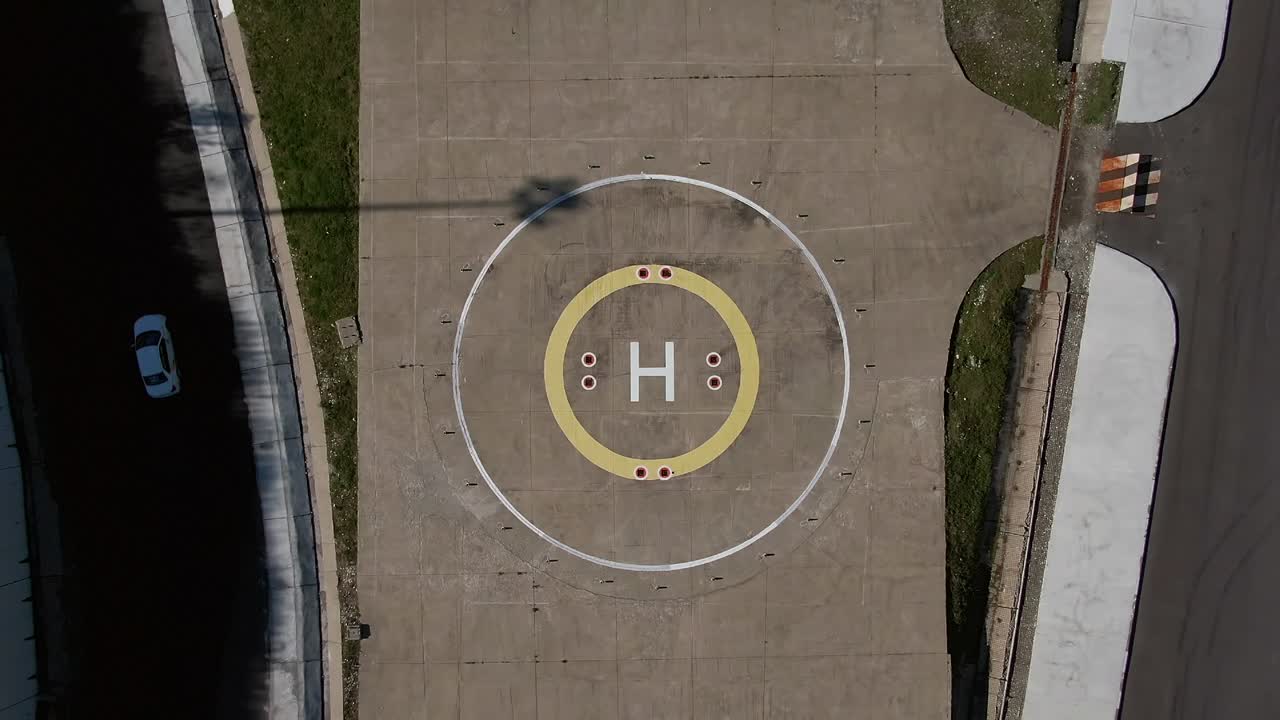 헬리터 기지에서 이륙. 1인칭 뷰. 카메라 아래로 보입니다.