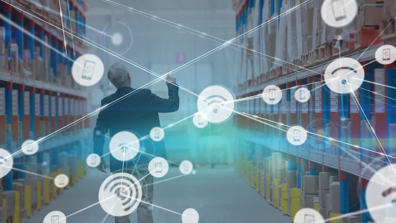 animación de la red de conexiones con iconos y hombre caucásico trabajando en el almacén