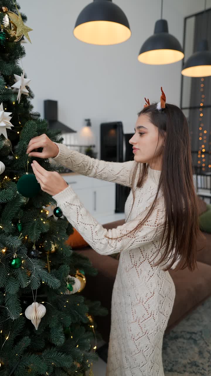 mujer decorando el árbol de Navidad