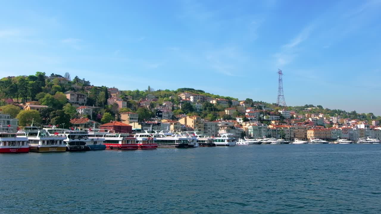 터키 이스탄불 지역의 도시 풍경: 보스포루스 해협, 배가 정박한 도로, 벽돌 거리, 주거 건물의 줄