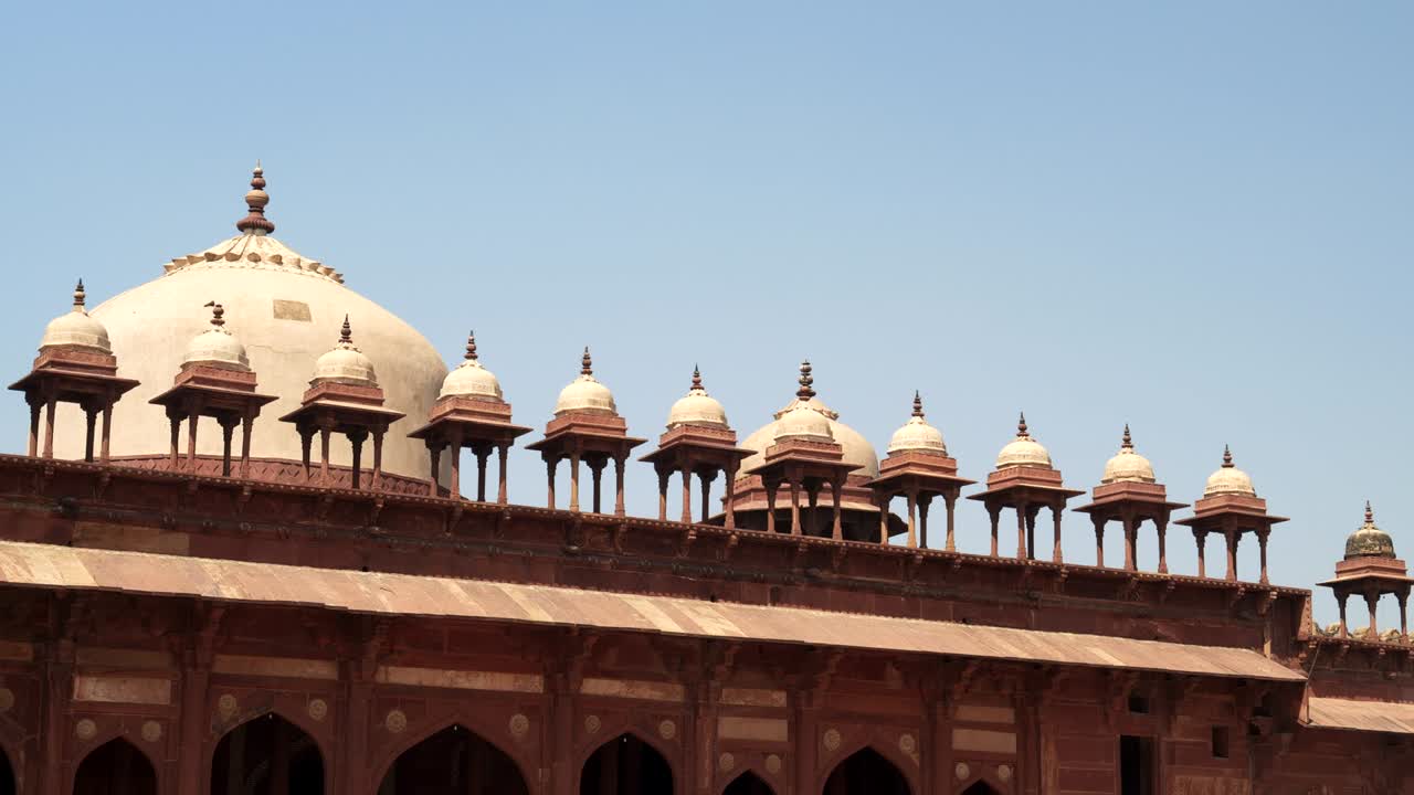 Fatehpur Sikri'deki Jama Masjid Camii'nin kubbelerinin panoraması.