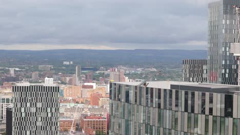 vista aérea de cerca de deansgate square manchester altos rascacielos de vidrio contemporáneos con vistas al centro de la ciudad