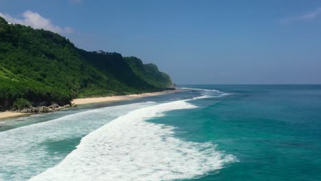 Hermosas-Olas-Del-Océano-Turquesa-En-La-Costa-De-Bali-En-Uluwatu-En-Un-Día-Soleado,-Aéreo