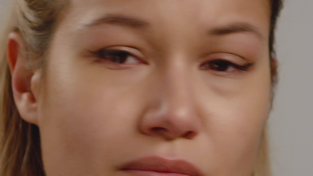 ecu de joven molesta