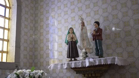 pastorinhos de fátima y estatuas de la virgen maría en la iglesia