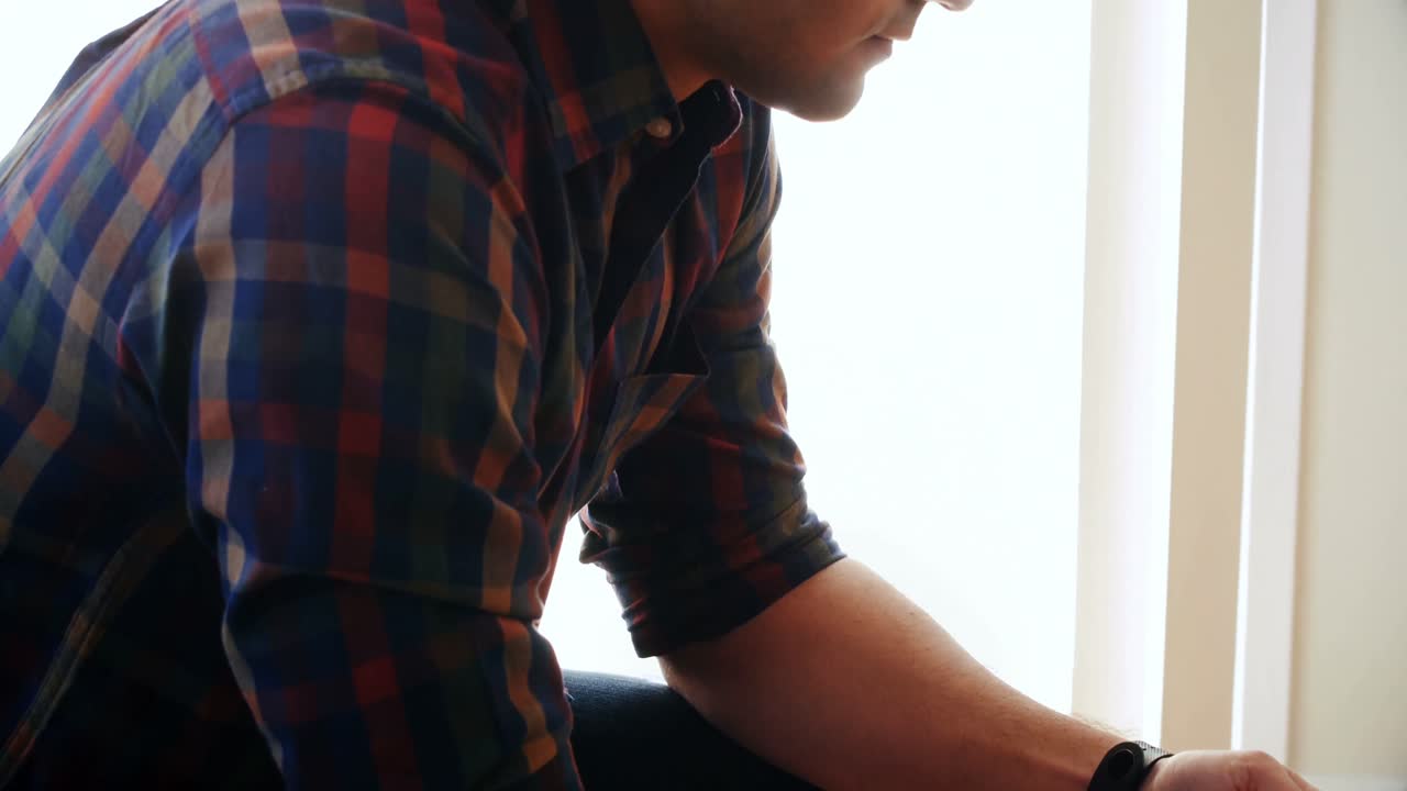 침실에서  ⁇ 드폰을 사용하는 남자 4k