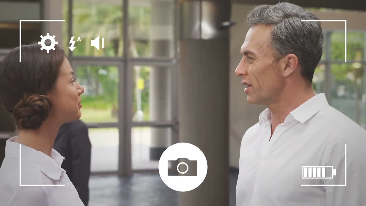 tomando fotos de personas de negocios estrechando la mano con una cámara digital