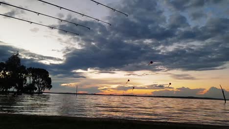 Karpfenangelruten-Mit-Köder-Im-Wasser-Warten-Auf-Einen-Biss-Mit-Einem-Perfekten-Sonnenuntergang-In-Der-Ferne