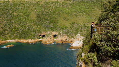 mujer en el mirador disfruta de impresionantes vistas del paisaje marino y la costa en las cabezas