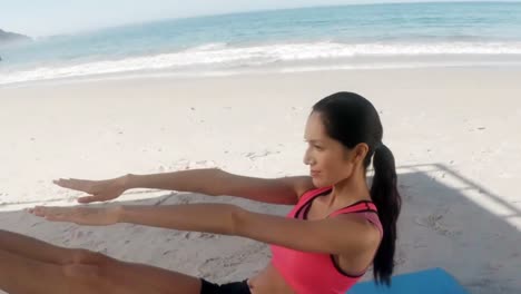Junge-Frau-Macht-Yoga-Am-Strand