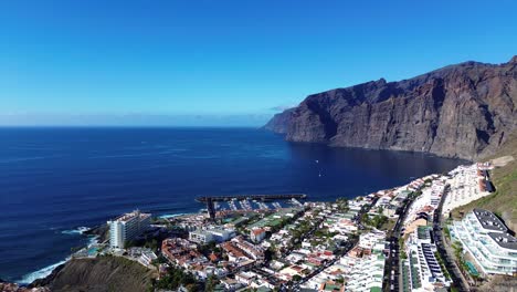 los gigantes aerial en tenerife, islas canarias españa de puerto, ciudad turística con hotel