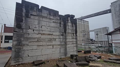 benjamin godfrey sitio histórico con ruinas de la primera pared de la prisión estatal y molino de harina ardiente en el fondo, alton, illinois, estados unidos