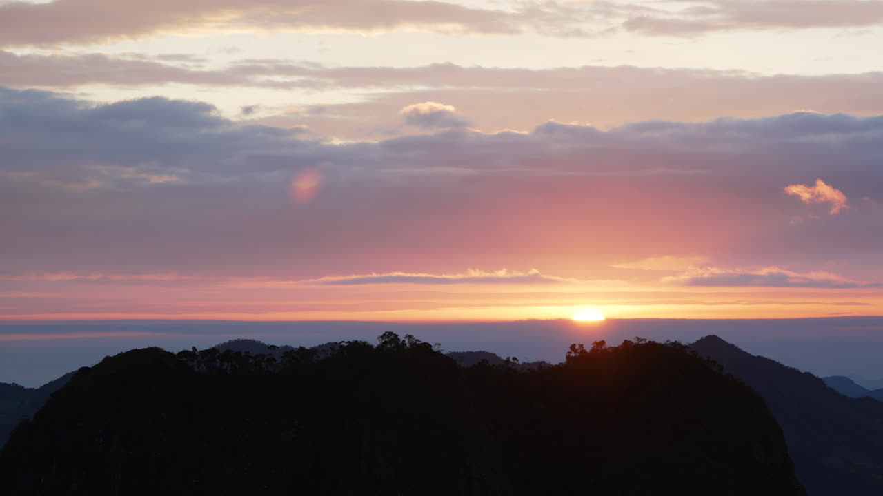 amanecer en la región montañosa de río de janeiro