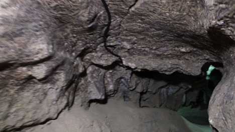 dentro de una cueva