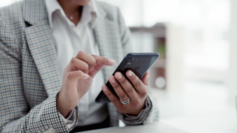teléfono, manos y primer plano de una mujer de negocios