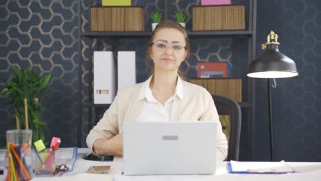 una mujer de negocios valiente y segura de sí misma.