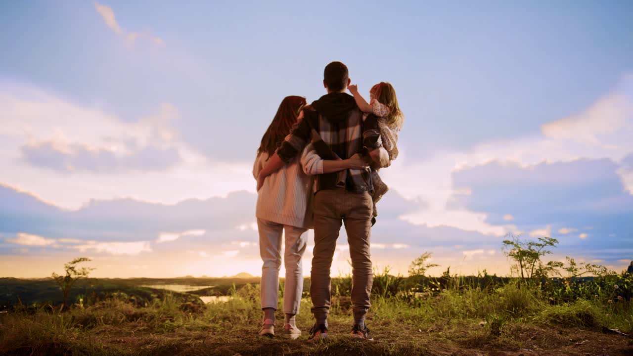 família a desfrutar da vista do pôr-do-sol