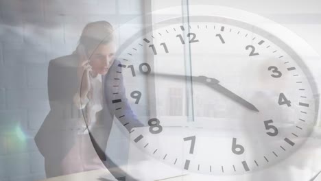 animación de reloj, lapso de tiempo de personas caminando, mujer de negocios caucásica hablando por teléfono celular