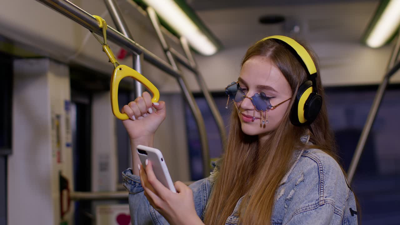 mujer joven con auriculares escuchando música, divertido relajarse bailando mientras viaja en autobús a la ciudad