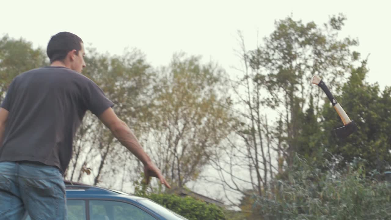 한 남자가 도끼를 던져 로그를 완벽하게 타격합니다.