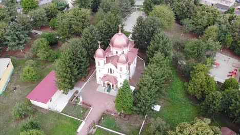 antena de drones sobre la iglesia ortodoxa en el campo soleado de rumania