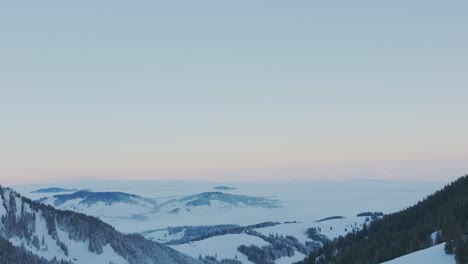 Sea-Testigo-De-La-Impresionante-Belleza-Del-Amanecer-Sobre-La-Silueta-De-Una-Cadena-Montañosa-Cubierta-De-Nieve-A-Través-De-Estas-Cautivadoras-Imágenes-Tomadas-Con-Drones.