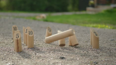 Mölkky---Ein-Finnisches-Wurfspiel-Aus-Holz,-Das-An-Einem-Sommertag-Auf-Dem-Bauernhof-Gespielt-Wird---Zeitlupe