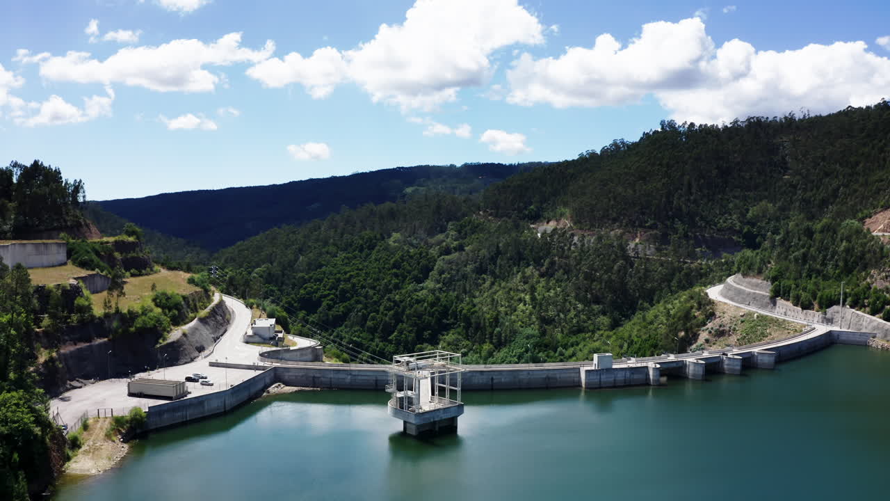 화창한 날 포르투갈 리베이라디오 댐의 공중 전망 - 드론 샷