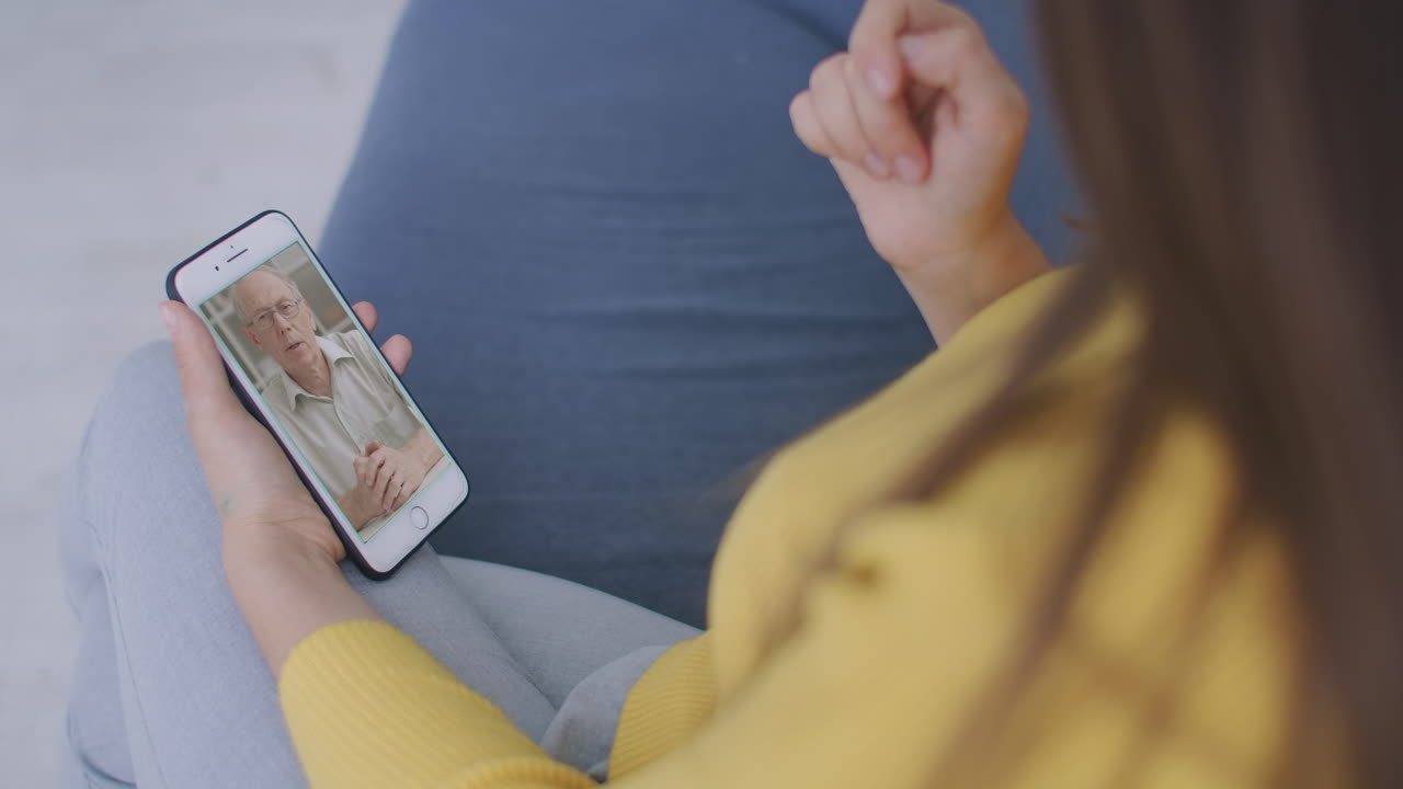 estudiante maestra tutora usa auriculares inalámbricos videoconferencia llamando por teléfono móvil hablar por cámara web aprender enseñar en chat en línea webinar a distancia concepto de enseñanza en línea