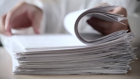 mujer de negocios contratos, acuerdos legales, pmujer de negocios en camisa blanca sentada en su lugar de trabajo en la oficina y firmando muchos documentos