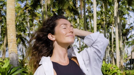 mujer en la naturaleza