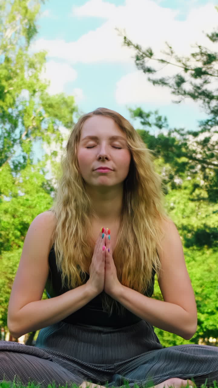 mujer meditando en un parque