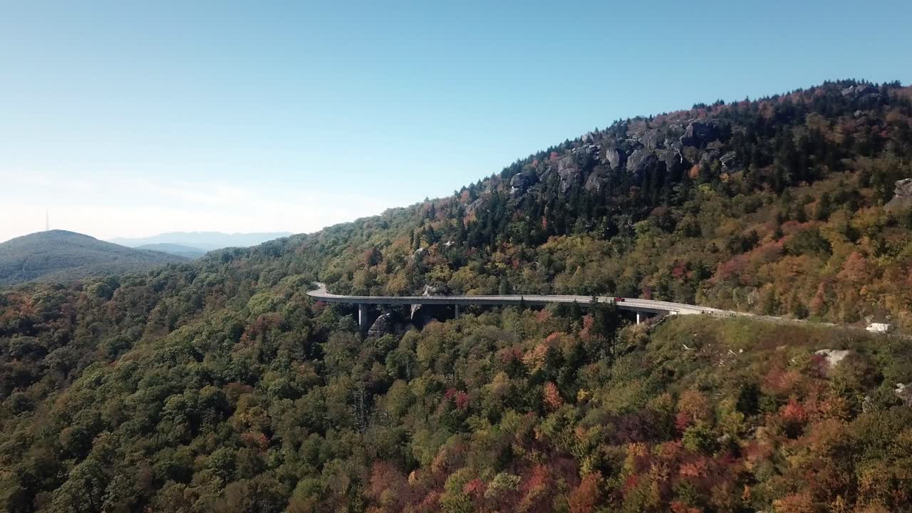 viaducto aéreo de linn cove en la montaña del abuelo en 4k