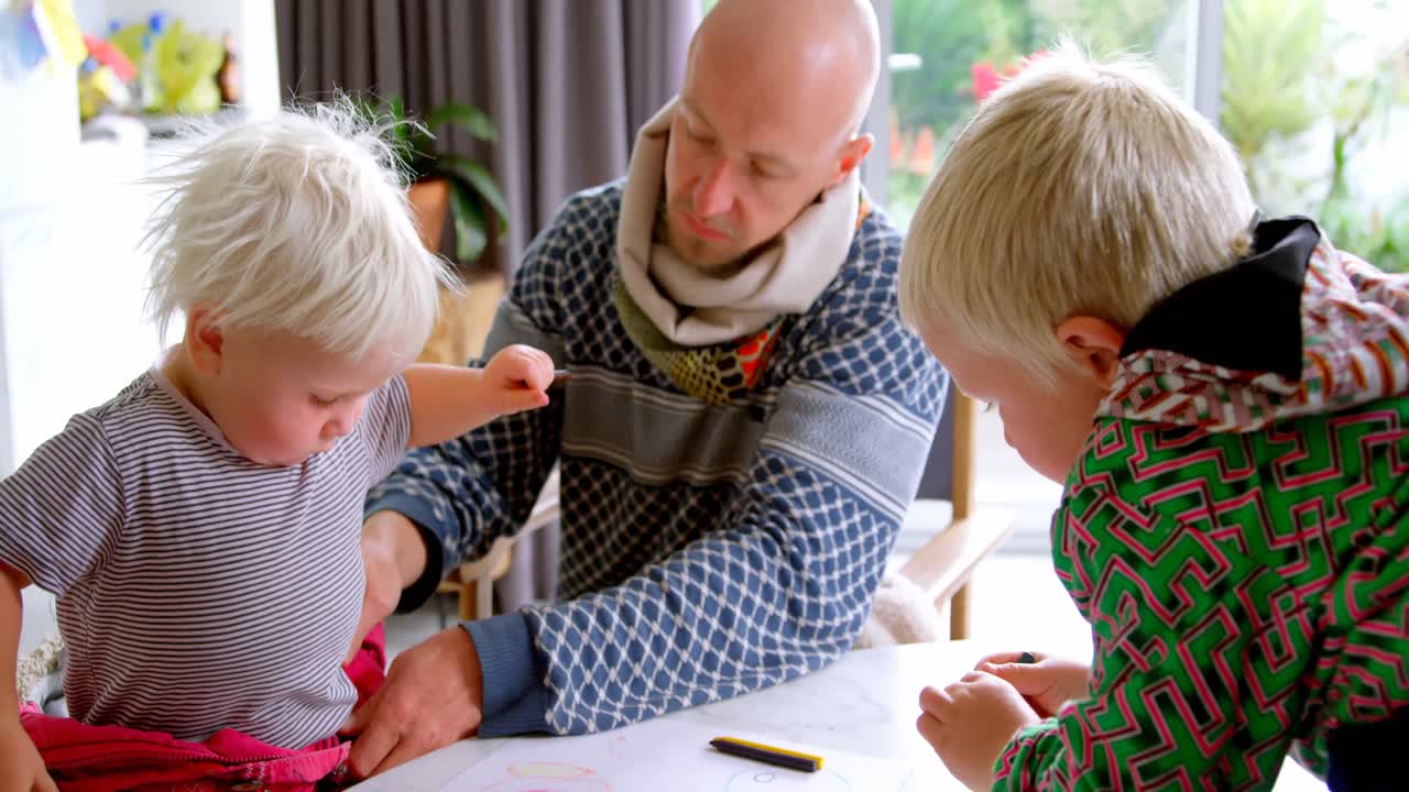 아버지는 딸이 집에서 재 ⁇ 을 벗는 데 도움을 주고 있습니다.