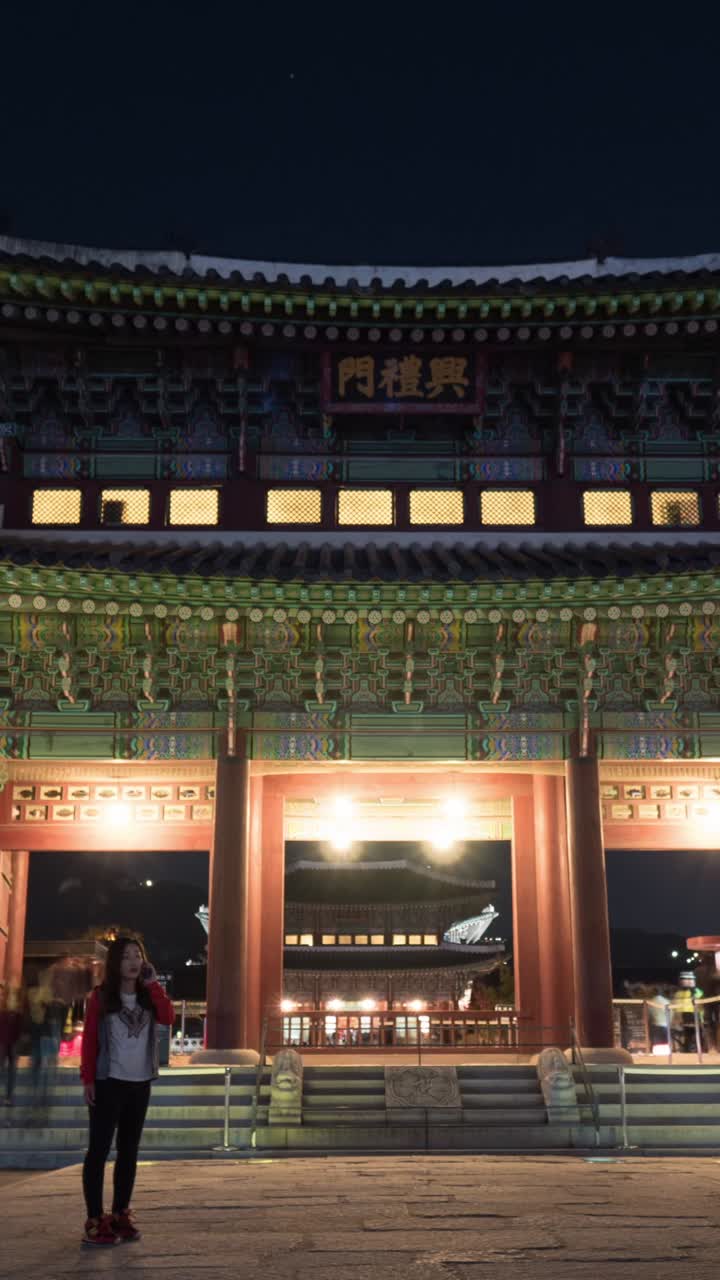 Timelapse di persone che camminano davanti al Portone del Palazzo Gyeongbokgung di notte