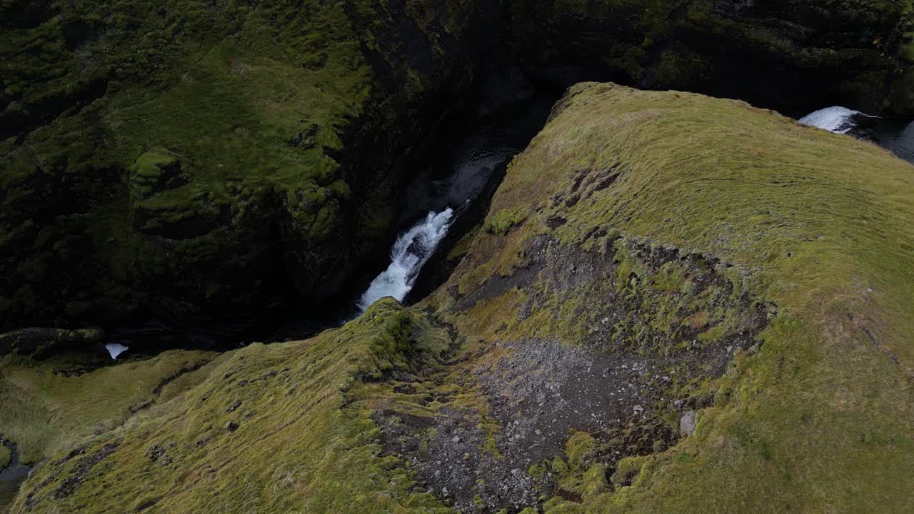 el impresionante cañón del río y la cascada en fjaorargljufur, islandia, vista aérea desde un avión no tripulado