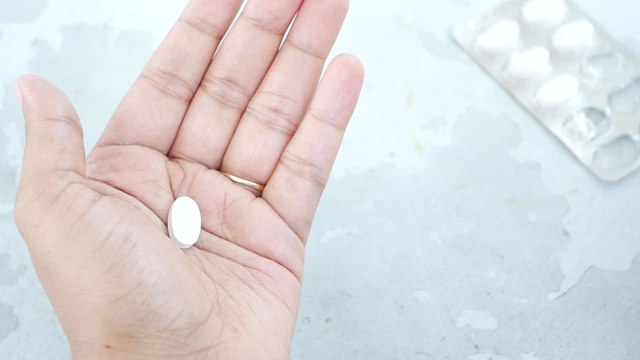 복사 공간과 함께 알약을 들고 있는 남자 손의 클로즈업